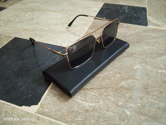 Luxury Gold-Rimmed Square Sunglasses with Black Gradient Lenses
